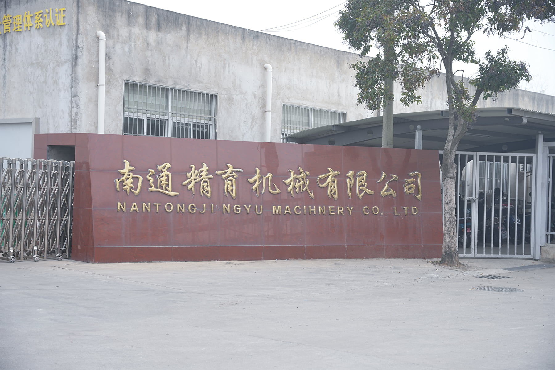 Taobh amuigh sa mhonarcha